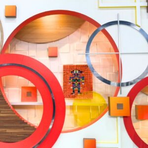 納品した橋本賢二作「未来の土偶」がRSKスタジオに飾られているようす