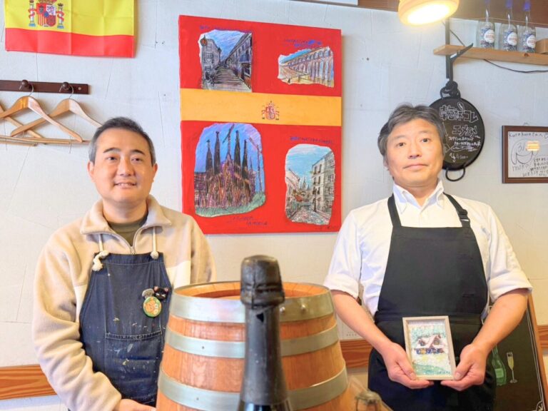 納品したアーティスト・橋本賢二の作品を挟んで、アーティスト・下村良作（左）とスペインバル・クラクラの方（右）