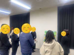 対話型鑑賞のようす。アーティスト・Ayaと参加者の皆さん。