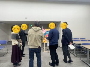 対話型鑑賞のようす。アーティスト・下村良作と参加者の皆さん。