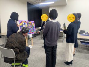 対話型鑑賞のようす。アーティスト・橋本賢二と参加者の皆さん。