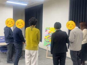 対話型鑑賞のようす。アーティスト・Rieと参加者の皆さん。