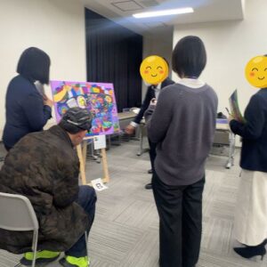 対話型鑑賞のようす。アーティスト・橋本賢二と参加者の皆さん。