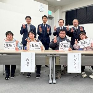 主催者のみなさん（３名、うしろ側）との記念撮影 手前に左からメンバーまみ、みほ、トガショー、ろりちゃん 馬場副社長はうしろの左から２番目