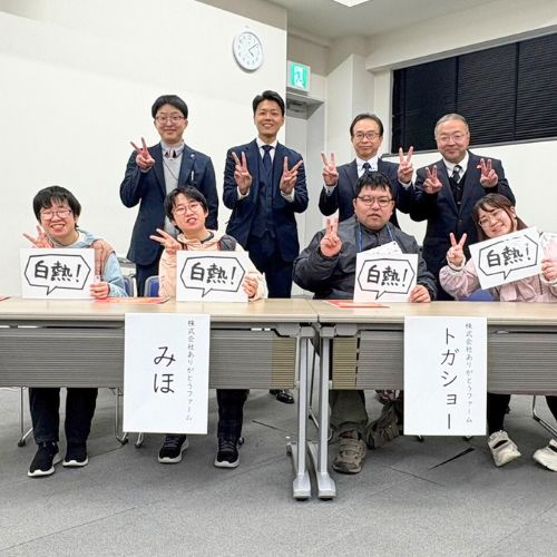 主催者のみなさん（３名、うしろ側）との記念撮影 手前に左からメンバーまみ、みほ、トガショー、ろりちゃん 馬場副社長はうしろの左から２番目