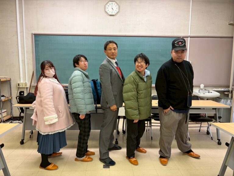 佐々木教頭先生との記念写真　ヒーロー戦隊？男性アイドル？のように横並びで振りむいている