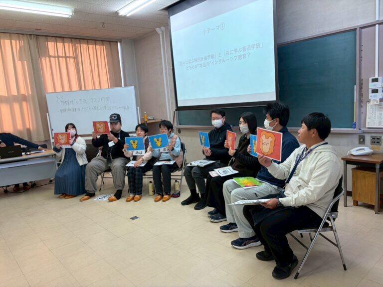 ２択の質問で赤ライオン・青トラの札をあげる白熱トークライブメンバー＆登壇者の先生方