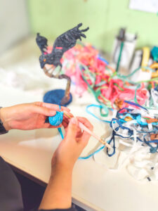 のぼりはぎれを編むうっちーの手元