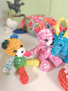 のぼりはぎれで編んだクマ