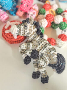 のぼりはぎれで編んだ馬と「午」と書かれた丸い枕