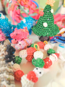 のぼりはぎれで編んだクリスマスリースとツリー