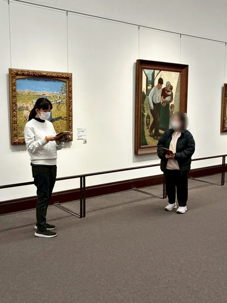 できあがった俳句を発表するメンバー・さきちゃん