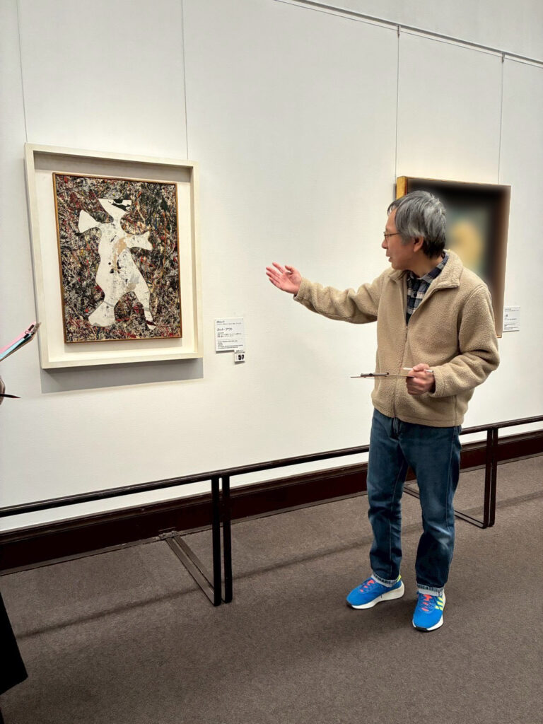 ポロック作「カットアウト」を鑑賞して作った俳句を発表するアーティスト・土肥ヨシ