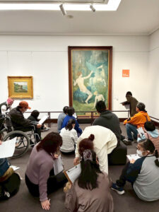大きな絵を全員で鑑賞して何を感じたか発表しているようす