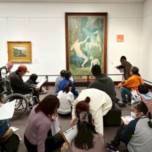 大きな絵を全員で鑑賞して何を感じたか発表しているようす