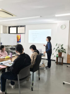 プロジェクターを使って説明をする妹尾マネージャー