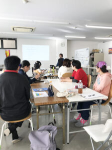 講義を真剣に聞くメンバーたち