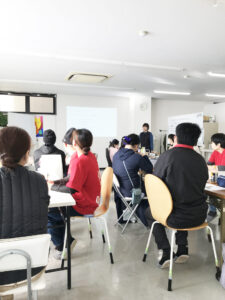 講義を真剣に聞くメンバーたち