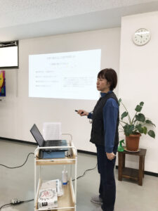 妹尾マネージャーが講義をしているようす