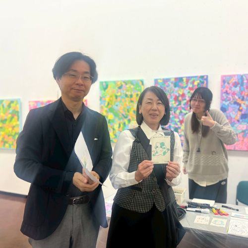 蜂谷工業株式会社　河本部長と杉野様、アーティスト・かなっぺ