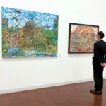 アーティスト・HARUMARU♡の作品をじっくりと見るパートナー企業の方