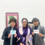 アーティスト・呉飛瑶(中央)から受け取った切り絵のサンクスカードをもって写るパートナー企業の方(左右1名ずつ)