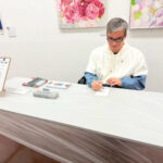 サンクスカードを真剣に描くアーティスト・川上岳史