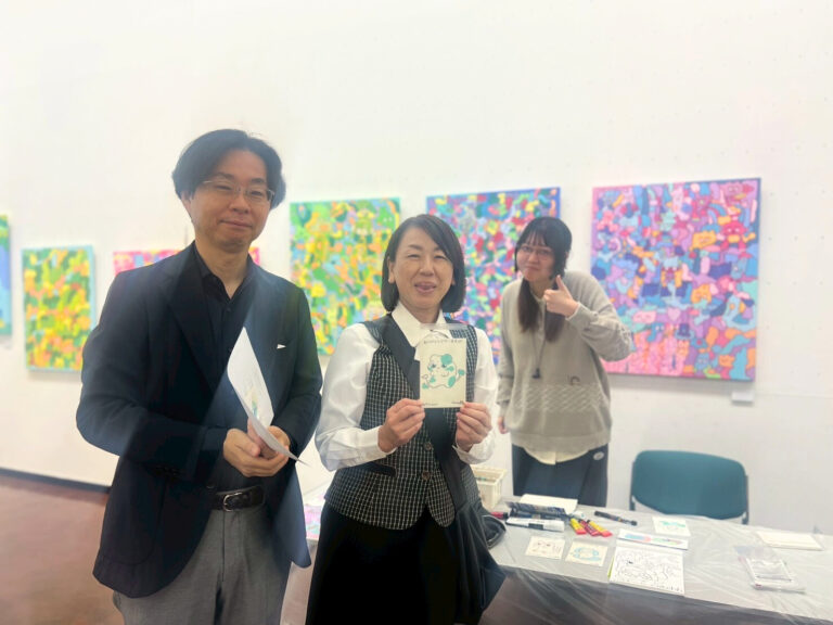 蜂谷工業株式会社 河本部長と杉野様、アーティスト・かなっぺ