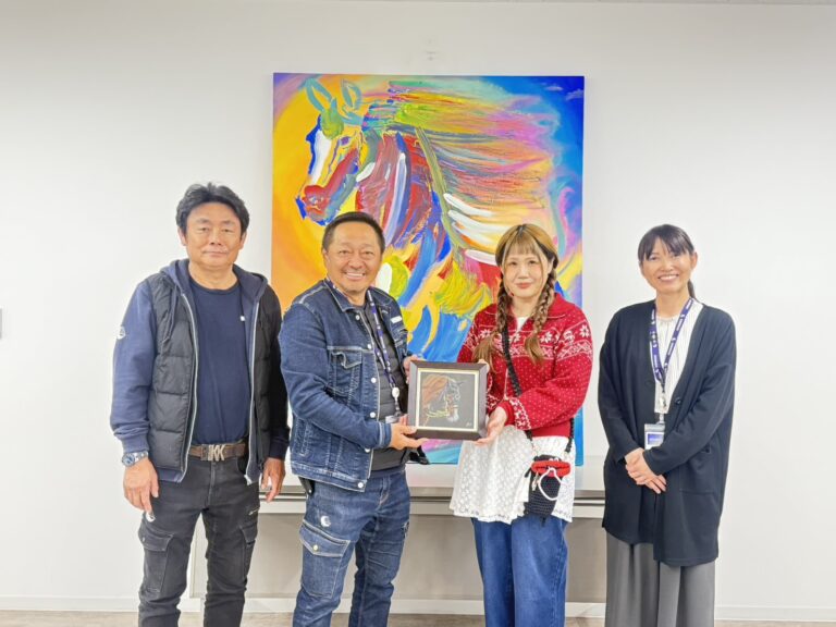 納品した作品「エール」と株式会社光南の3名、アーティスト・Rie(右から2番目)