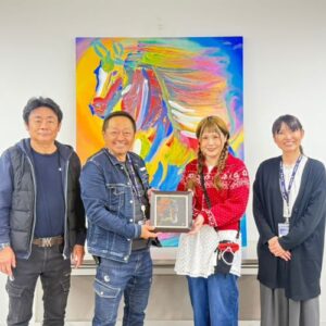 納品した作品「エール」と株式会社光南の3名、アーティスト・Rie（右から2番目）