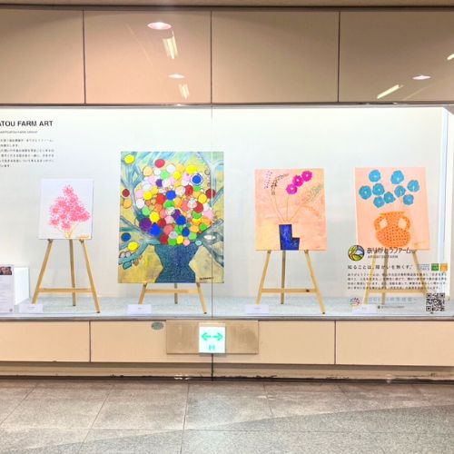 南地下道サイネージに展示された橋本賢二の４作