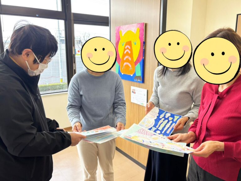 自分の作品を紹介するアーティスト・Tomo.