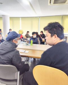 実際に職場での会話をやってみるビッキーとトガショー