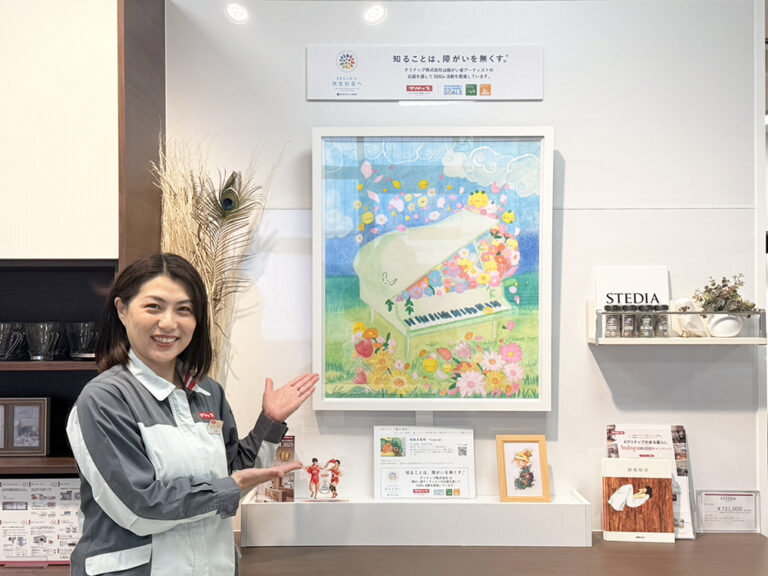 クリナップ岡山工場の方（左）と納品したアーティスト・ゆあさあゆの作品