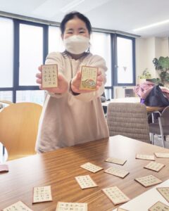 札をとれてニッコリしているミポリン