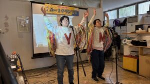 YMCAを熱唱するまみ&みほ