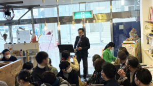 「風笛」をピアノとファゴットで演奏するさきちゃん&奥野マネージャー