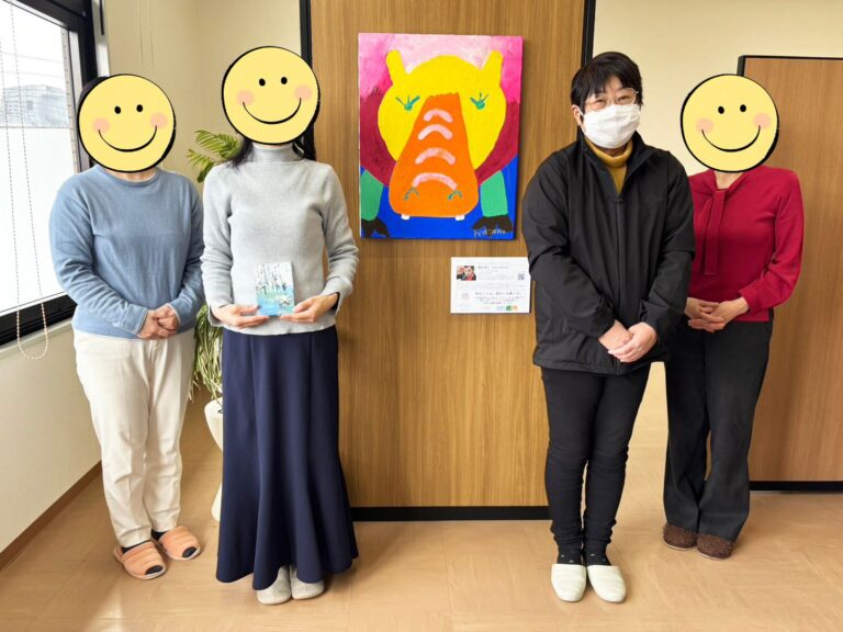 納品した作品の前で記念撮影