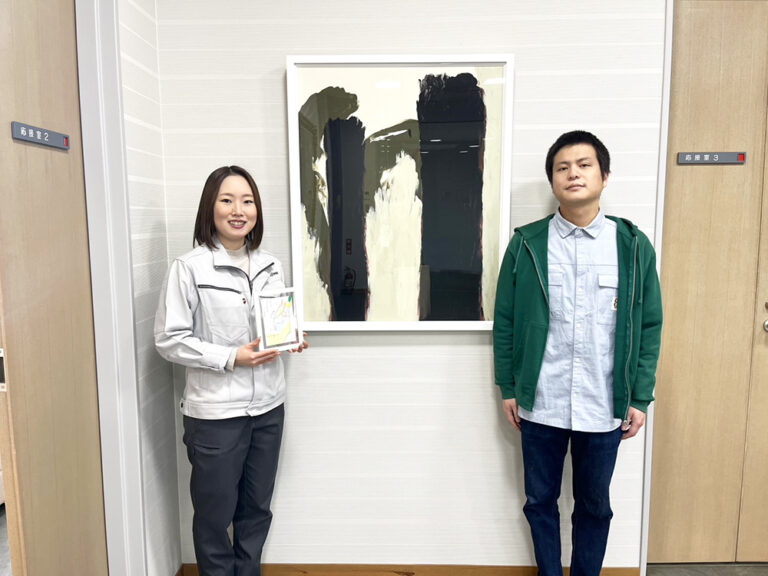 フジワラテクノアートの方（左）と納品したアート（中央）とアーティスト・伊藤士隼（右）