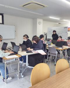 パソコンに向かって集中してタイピング練習をしているようす