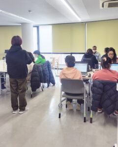 妹尾マネージャーからのアドバイスを聞くメンバーたち②