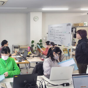 タイピング練習の記録をつけるメンバーたち