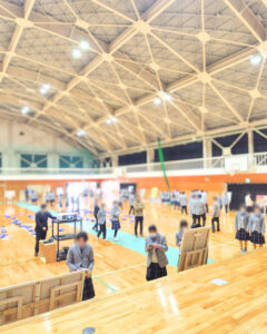 それぞれアートを鑑賞する瀬戸南高校の生徒さんたち①