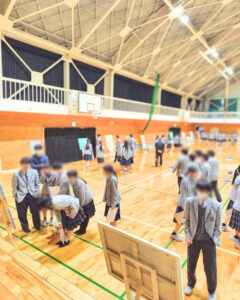 それぞれアートを鑑賞する瀬戸南高校の生徒さんたち②