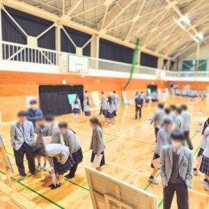 それぞれアートを鑑賞する瀬戸南高校の生徒さんたち