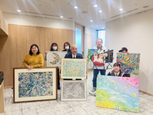 納品した作品（一部）と株式会社土屋の方（中央）と納品にうかがったアーティストたち