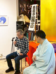 春風亭昇吉様とアーティスト・土肥ヨシの対談のようす