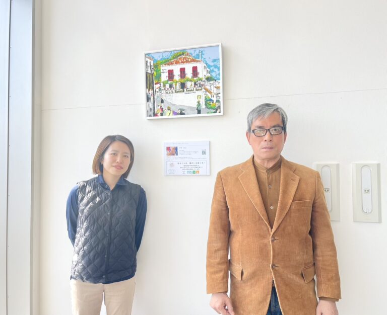 納品したアーティスト・グラの作品と、TANIGAWAの方（左）とアーティスト・川上岳史（右）