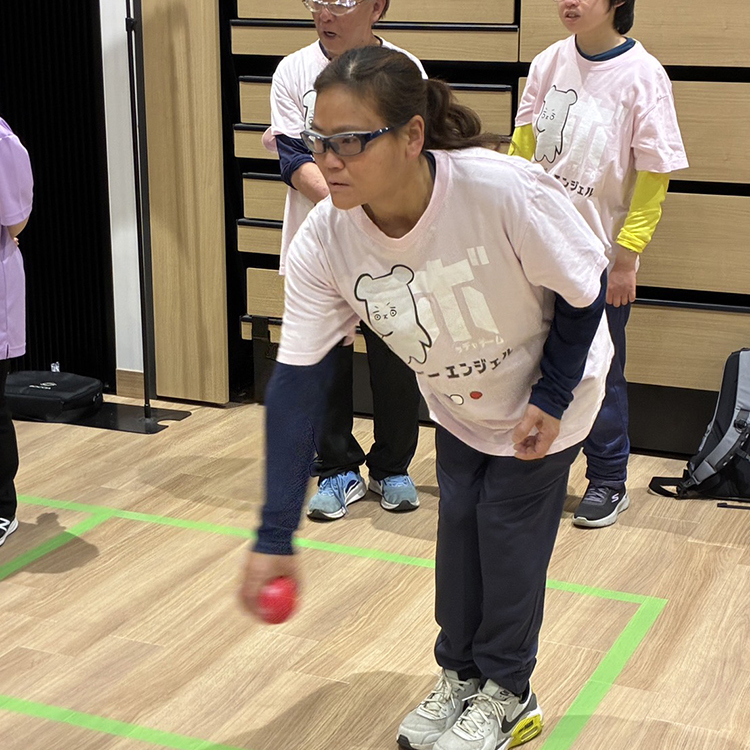 ルリーダーうじちゃんが、ボッチャの玉を投げているところ