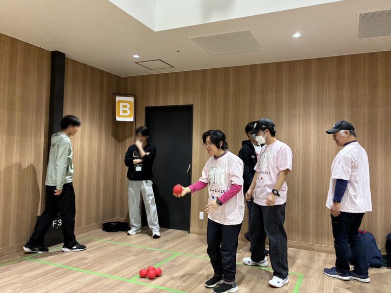 まみが投球しているようす